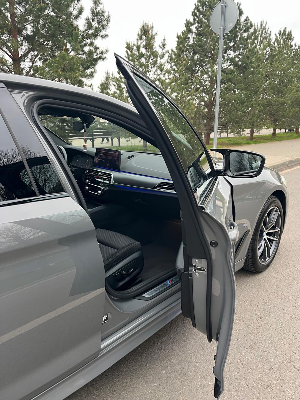 Аренда BMW 520d G30 в Краснодаре — серый седан M-пакет, вид три четверти спереди