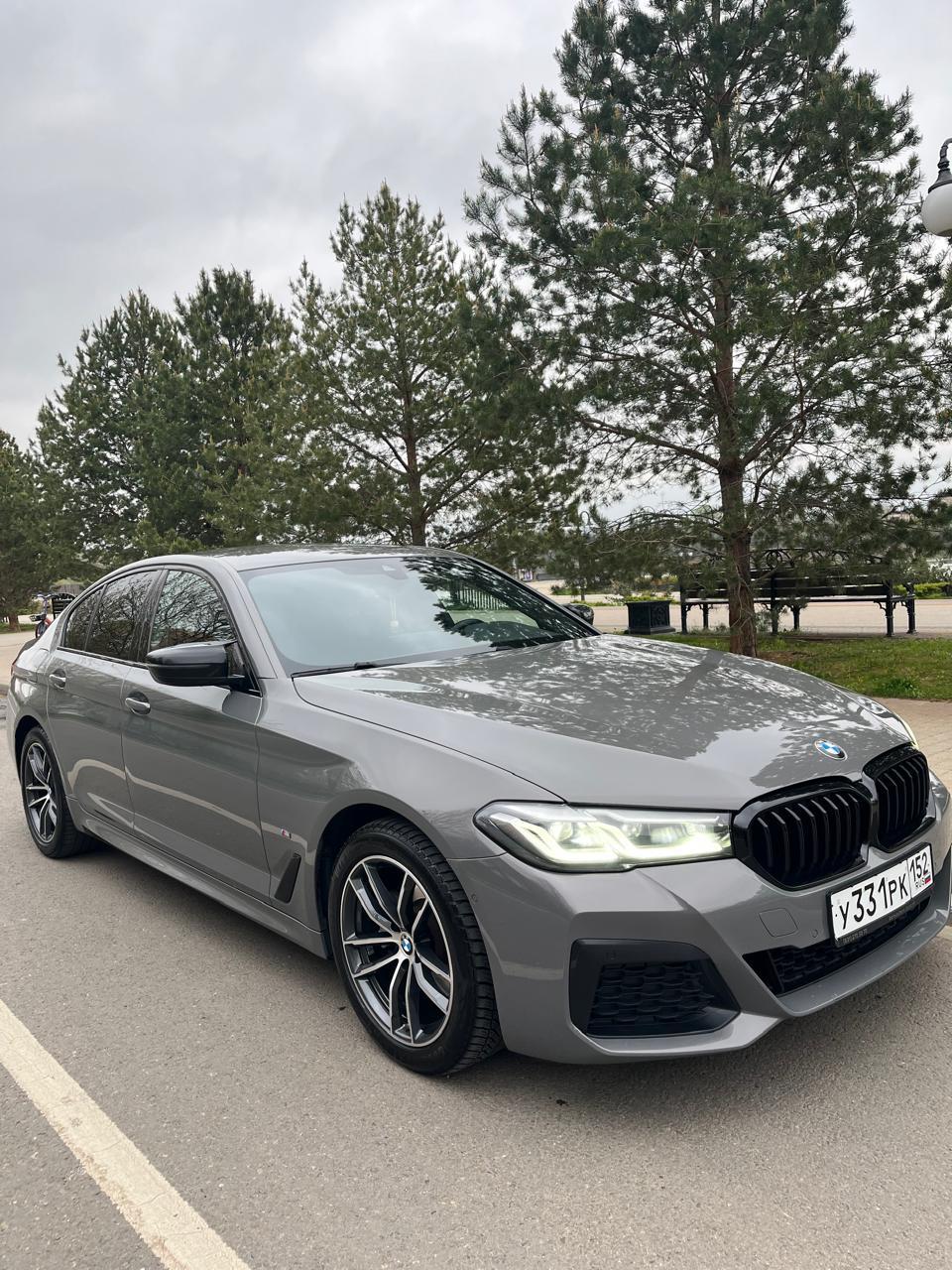 BMW 5 серии G30 в аренду Краснодар — вид сбоку, M-диски и серый металлик