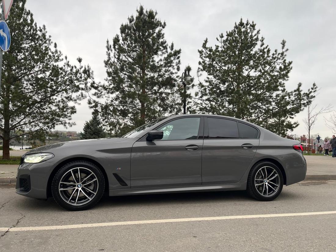 Салон BMW 520d в аренду Краснодар — M-руль, два дисплея, климат-контроль