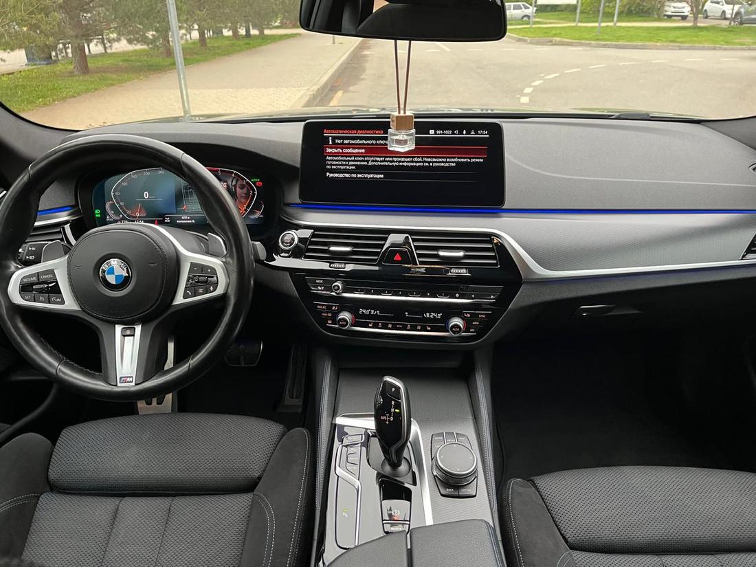 Передние сиденья BMW 520d M-пакет напрокат в Краснодаре — алькантара