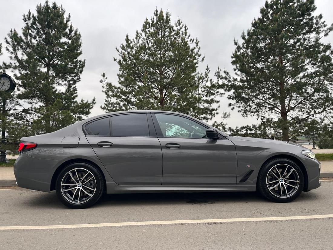 BMW 520d G30 аренда Краснодар — открытая дверь, M-порог и интерьер