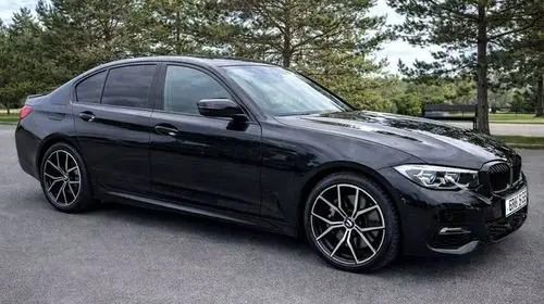 Аренда BMW 520i 2018 в Краснодаре посуточно — бизнес-седан, чёрный, вид сбоку