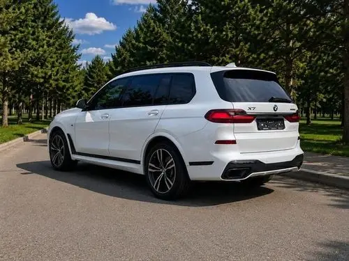 Аренда BMW X7 xDrive40i 2020 в Краснодаре посуточно — внедорожник 7 мест 340 л.с.