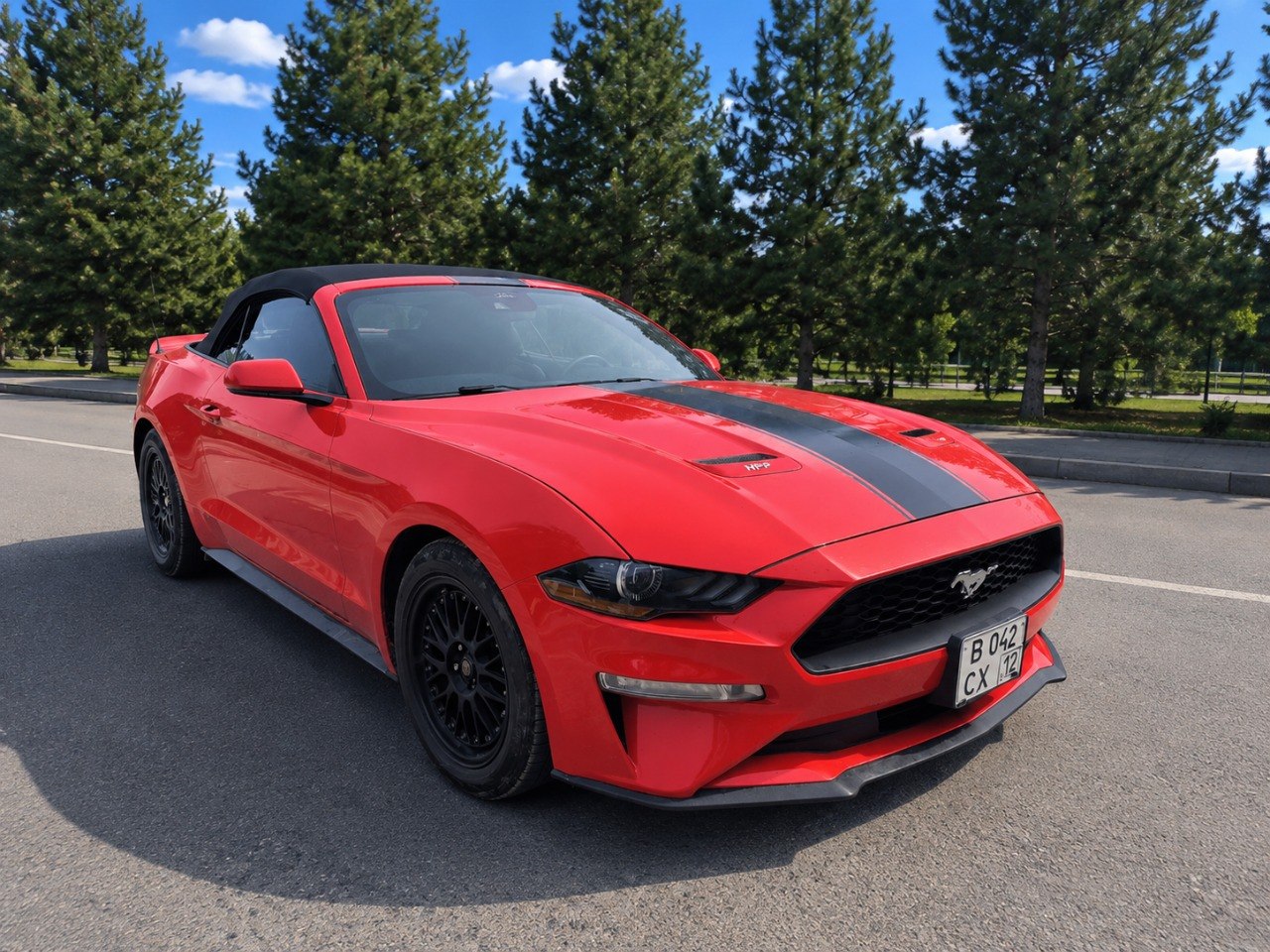 Ford Mustang напрокат в Краснодаре — вид спереди, чёрные полосы на капоте