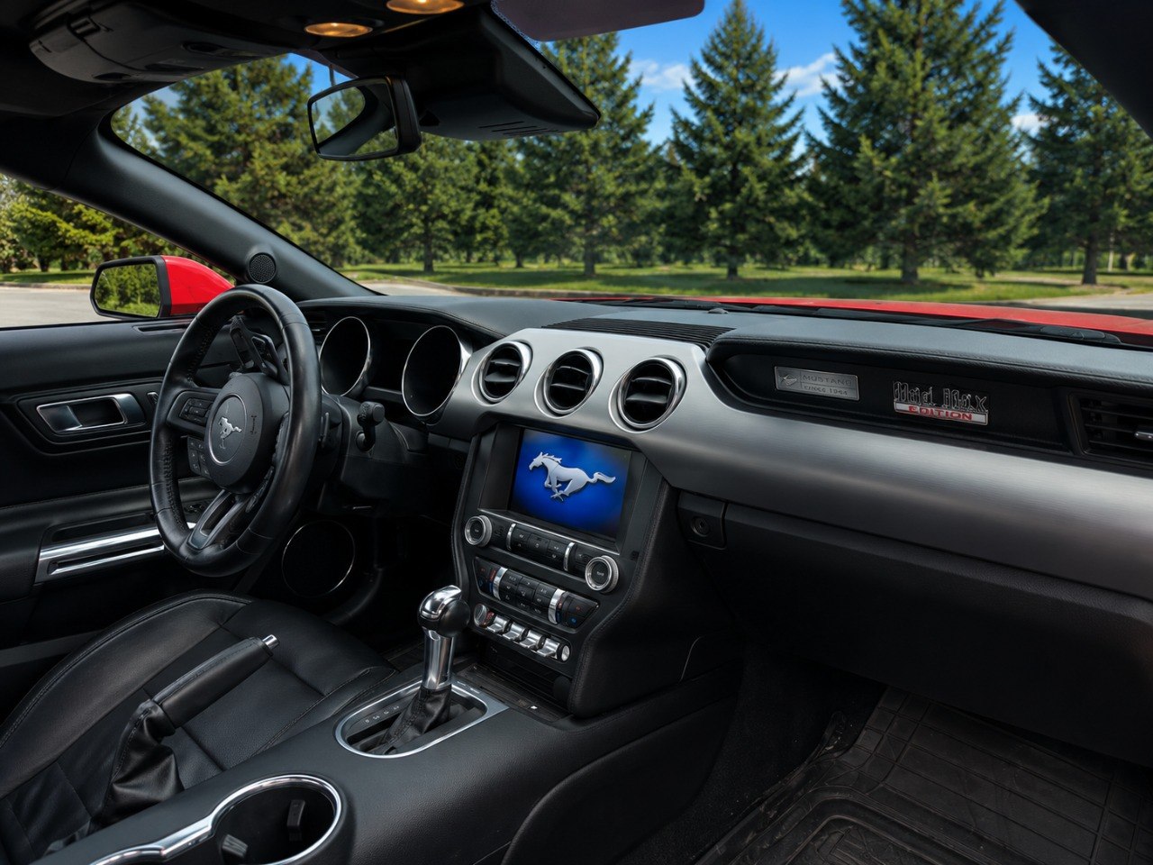 Салон Ford Mustang в аренду Краснодар — торпедо, руль, логотип на экране