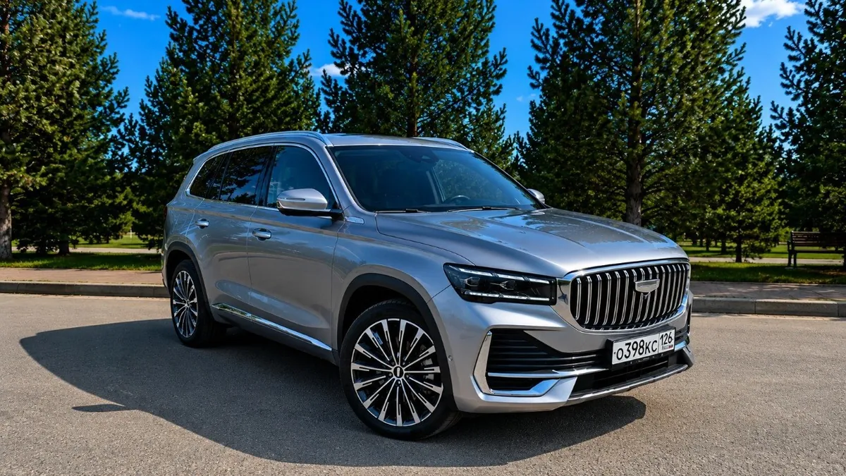 Салон Geely Monjaro — панорама, два экрана