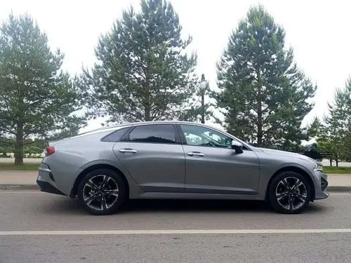 Аренда KIA K5 2024 в Краснодаре посуточно — бизнес-седан, АКПП, серый