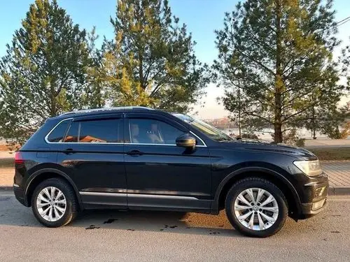 Аренда Volkswagen Tiguan 2017 в Краснодаре посуточно — кроссовер 4MOTION, чёрный