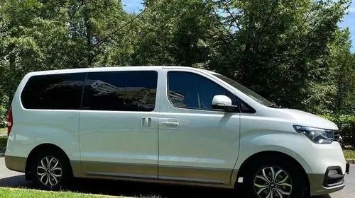 Аренда Hyundai H1 Grand Starex 2021 в Краснодаре посуточно — минивэн, 8 мест, дизель, белый