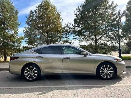 Аренда Lexus ES 250 2021 в Краснодаре посуточно — премиум-седан, серебристый