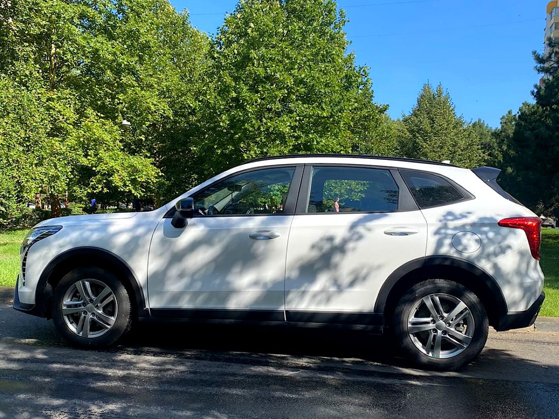 Haval Jolion вид сбоку слева