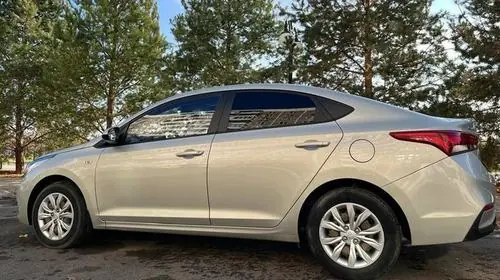 Аренда Hyundai Solaris 2020 в Краснодаре посуточно — эконом-седан, вид сбоку