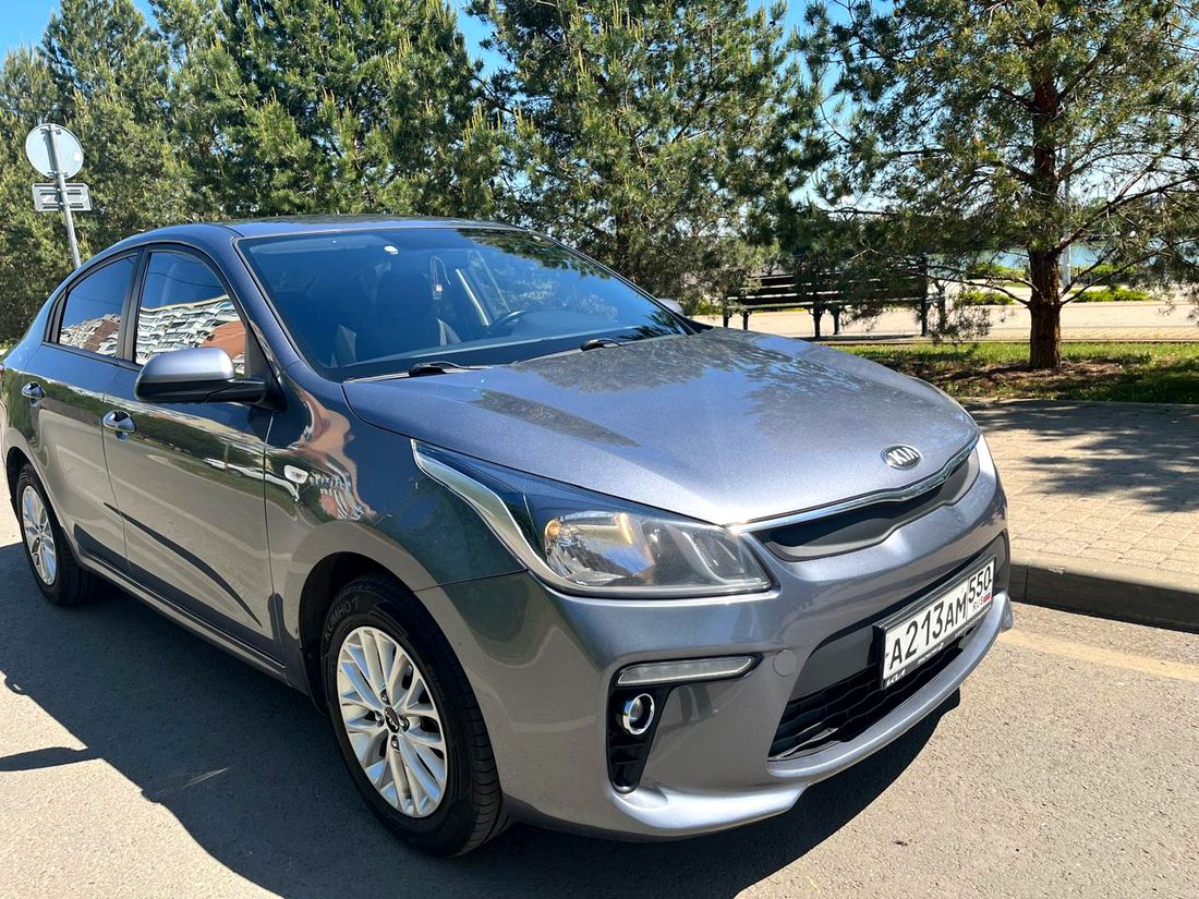 KIA Rio спереди три четверти