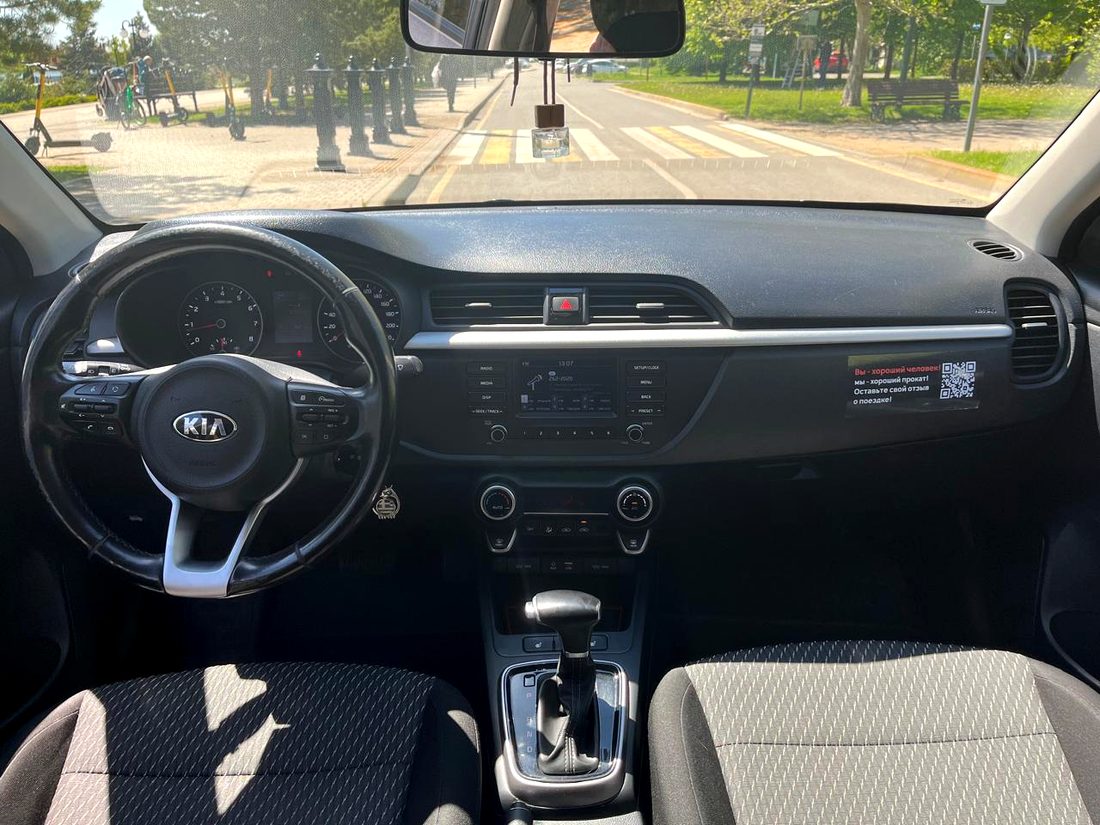 Салон KIA Rio — панель приборов