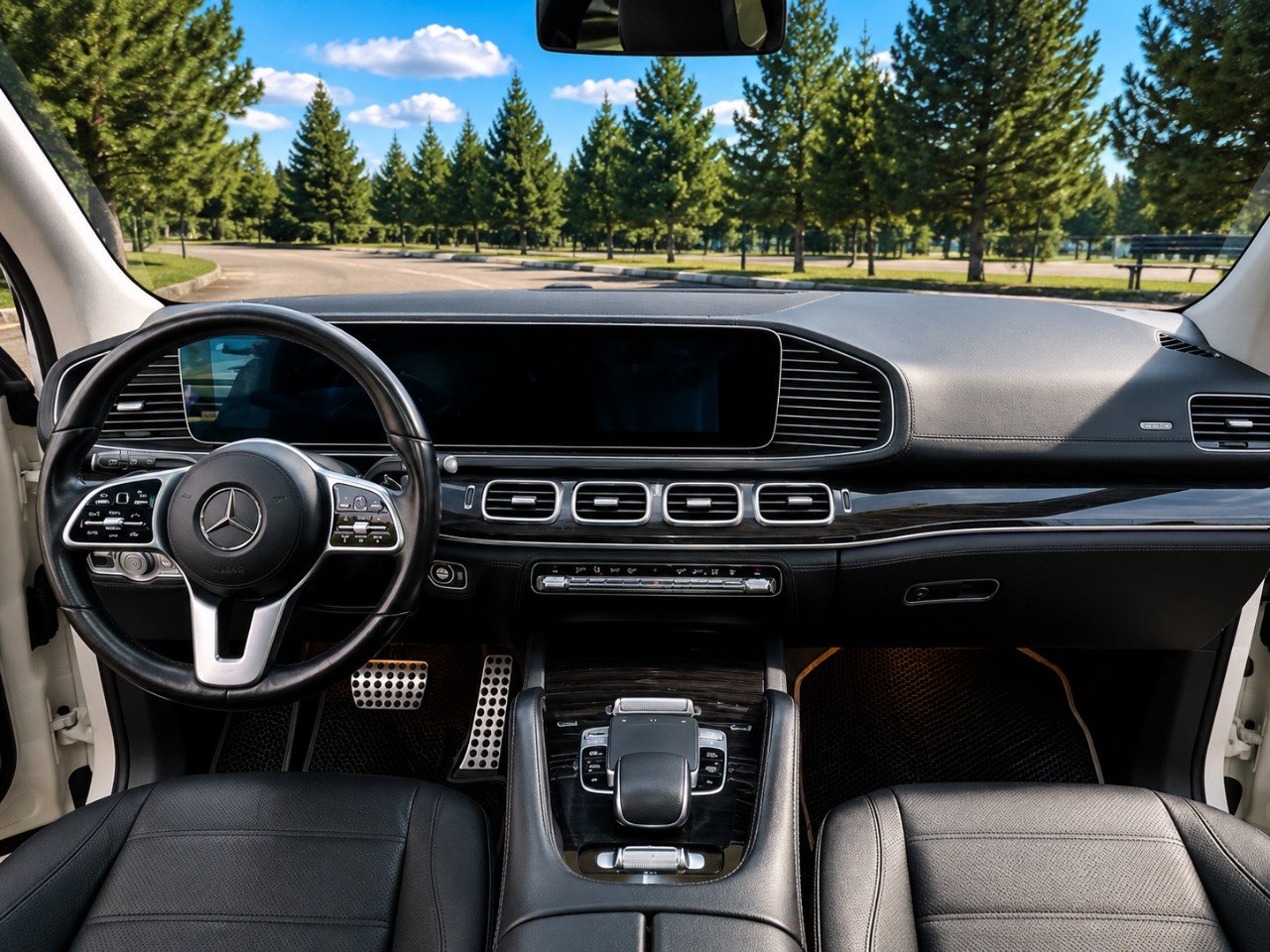Салон Mercedes GLS — торпедо, два дисплея, мультимедиа