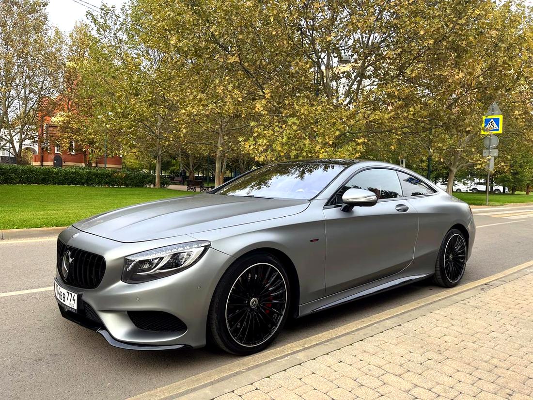 Mercedes S500 Coupe напрокат в Краснодаре — вид три четверти спереди, литые диски