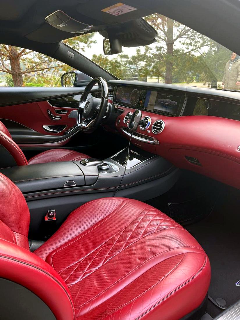 Mercedes S500 Coupe напрокат Краснодар — красные кожаные сиденья с ромбовидной прострочкой