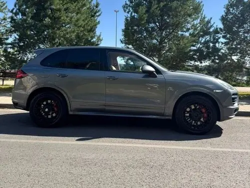 Аренда Porsche Cayenne GTS 2014 в Краснодаре посуточно — спорт-внедорожник 440 л.с.