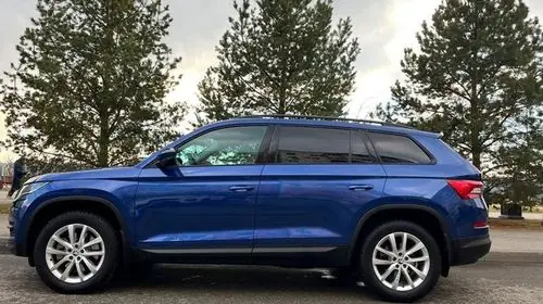 Аренда Skoda Kodiaq 2018 в Краснодаре посуточно — внедорожник 4WD, 7 мест, синий, вид сбоку