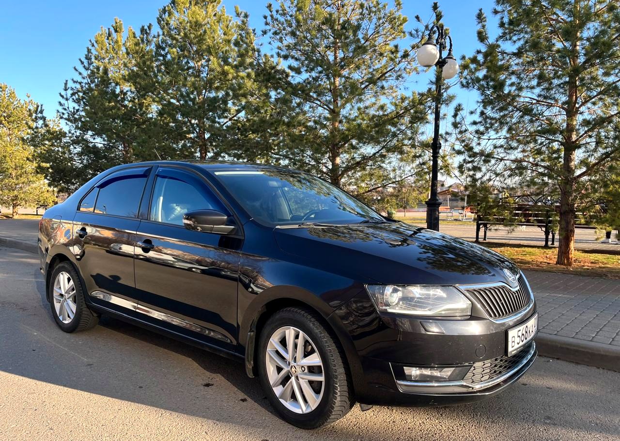 Skoda Rapid спереди три четверти