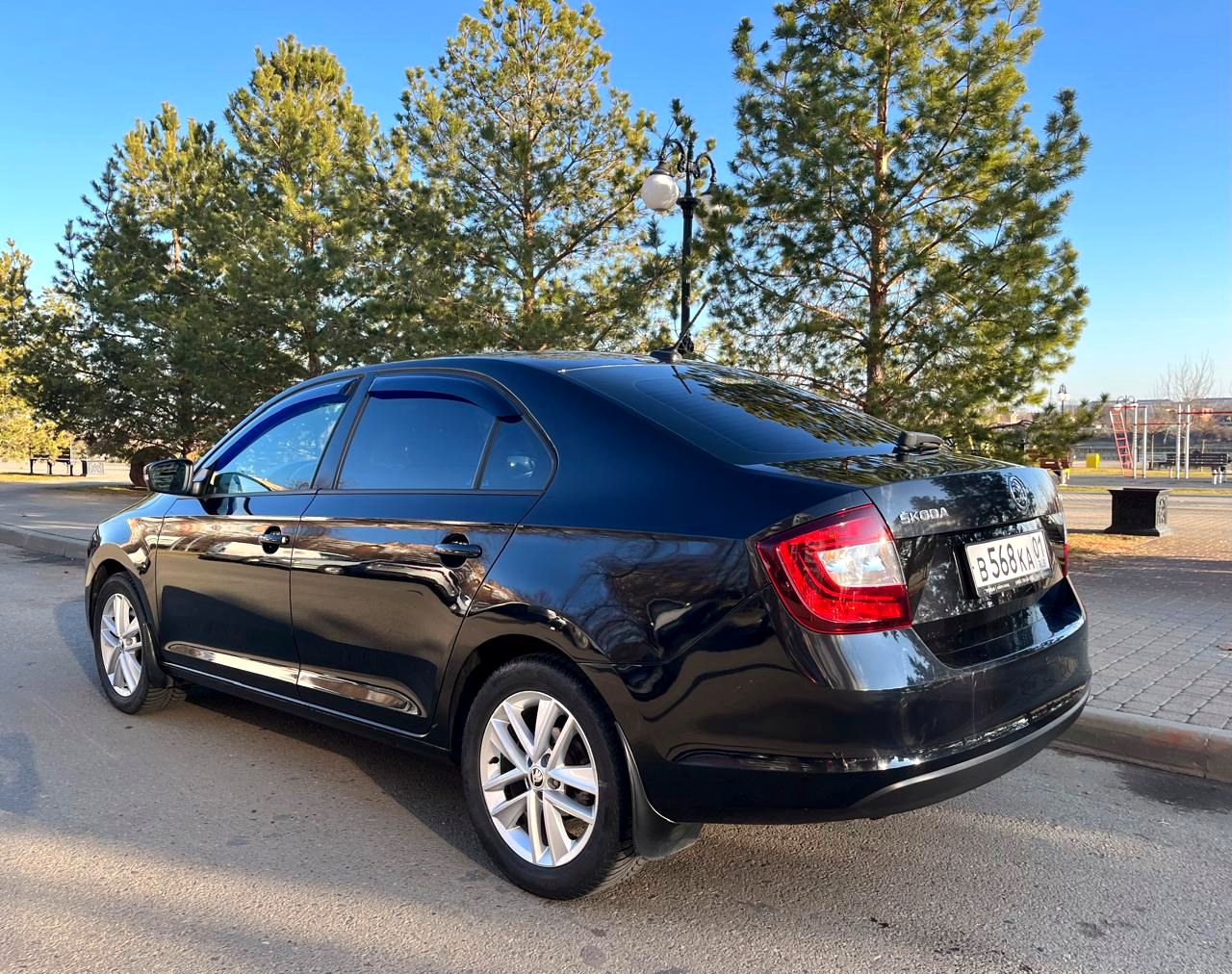 Skoda Rapid вид сзади