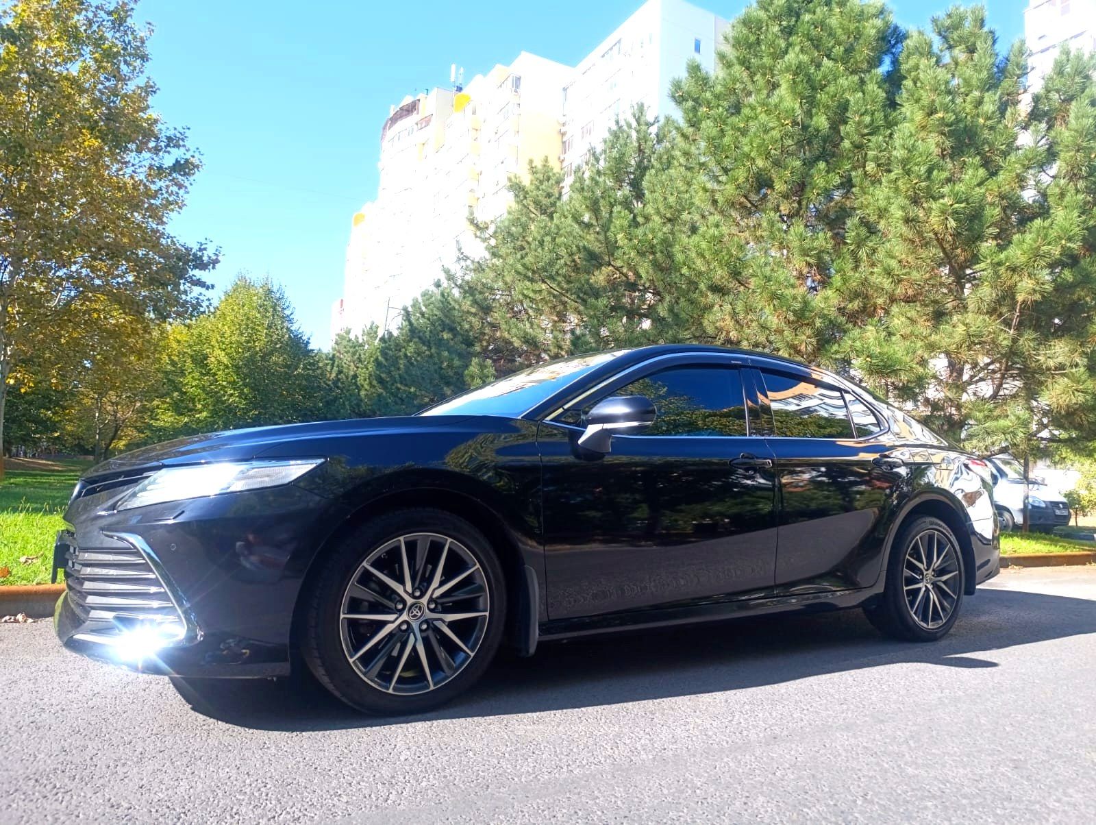 Toyota Camry спереди три четверти