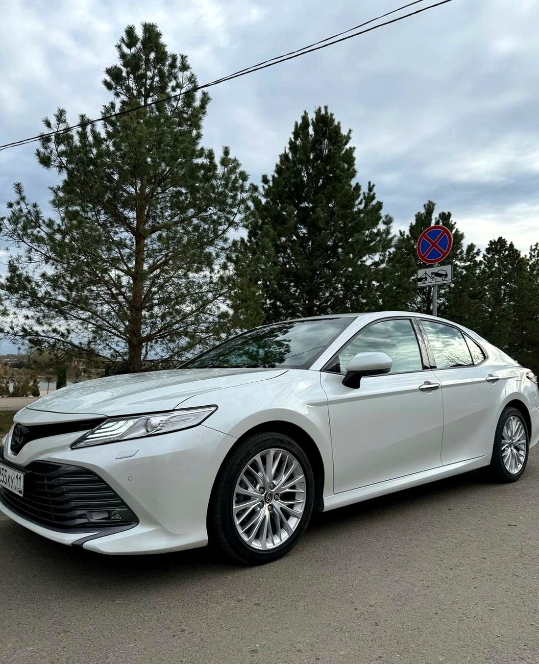 Toyota Camry спереди справа