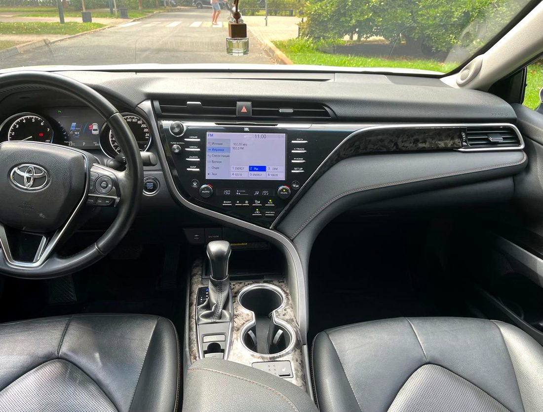 Салон Toyota Camry — панель приборов