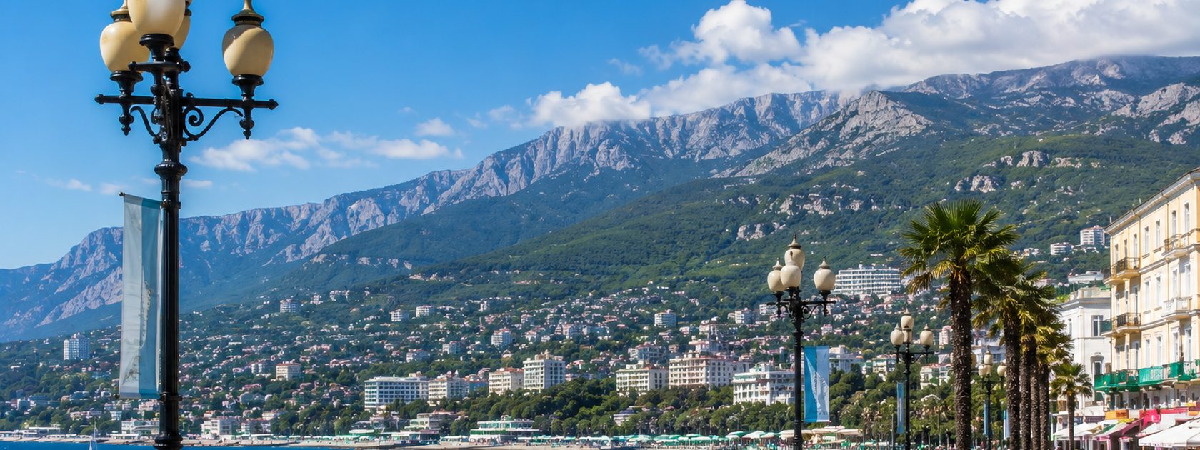 Набережная Ялты на фоне гор Крыма — конечная точка маршрута из Краснодара на арендованном авто